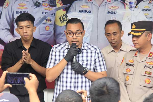 Kasatreskrim Polresta Malang Kota, Bayu Febrianto Prayoga saat merilis kasus pencurian kartu ATM. (jup) - Sering Ambil ATM Bareng, Saldo Belasan Juta Habis Dikuras Sahabatnya