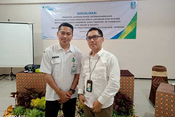 Kasubag TU Cabang Dinas Pendidikan Kabupaten Jombang, Ulil Mu'amar (kiri) dan Kepala BPJS Ketenagakerjaan Kabupaten Jombang, Nurhadi Wijayanto. (ful) - BPJS Ketenagakerjaan Kabupaten Jombang Bekali Siswa Magang