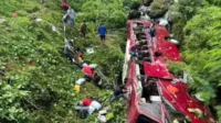 kecelakaan bus masuk sungai di tegal. (ist) - Bus Masuk Jurang di Wisata Guci Bukan Karena Rem Tangan Dimainkan Anak Kecil