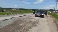 Kedatangan rombongan Presiden Jokowi tinjau kondisi jalan di Lampung. (ist) - Mobil RI 1 Harus Zigzag Terjang Jalanan Rusak di Lampung