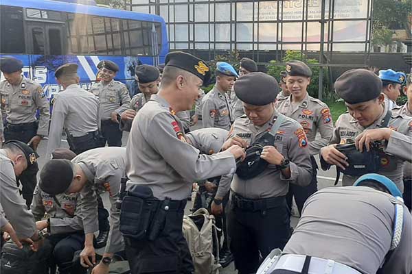 Kegiatan Apel Kesiapan di halaman Polresta Malang Kota. (ist) - 80 Personil Polresta Makota Turut Serta Amankan Pilkades Serentak Wilayah Bangkalan