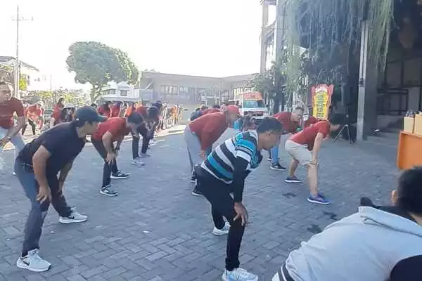 Kegiatan Senam Gembira seluruh karyawan dan warga sekitar. (dik) Rayakan Milad Pertama, Buah Tangan Kota Batu Beri Kejutan Pengunjungnya