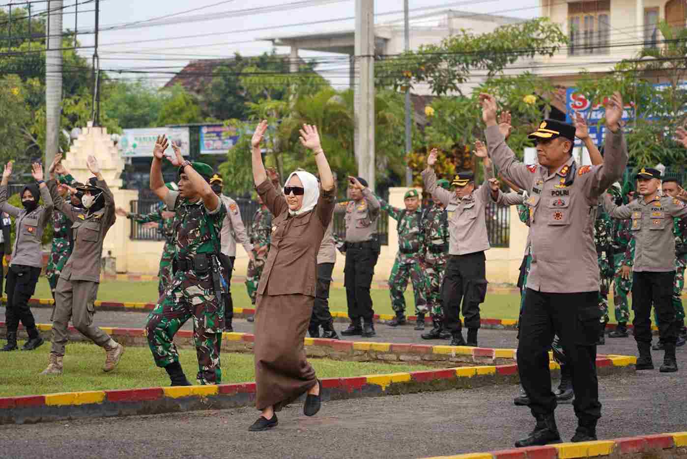kegiatan senam bersama forkopimda bojonegoro dalam rangkaian apel sinergisitas selasa