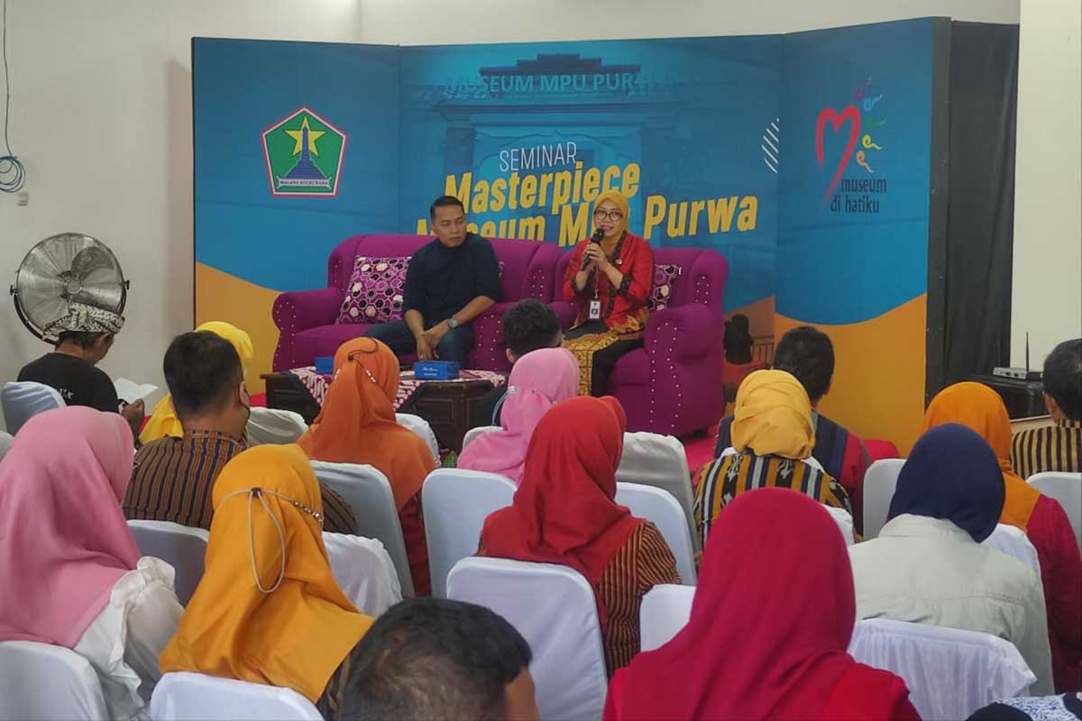 Kepala Bidang Kebudayaan Disdikbud Kota Malang, Dr Dian Kuntari, SSTP MSi menjelaskan masterpiece Museum Mpu Purwa. (rhd) - Museum Mpu Purwa Perkenalkan Tiga Koleksi Masterpiece Arca dan Prasasti