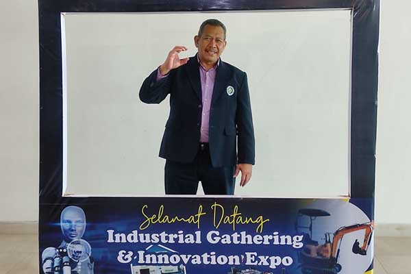 Kepala Divisi HKI dan Kerjasama Industri UM, Prof Dr Muhammad Alfian Mizar MP, menjawab pertanyaan awak media. (rhd) - Melalui Industrial Gathering dan Innovation Expo, UM Dorong Kolaborasi Kampus dan Industri