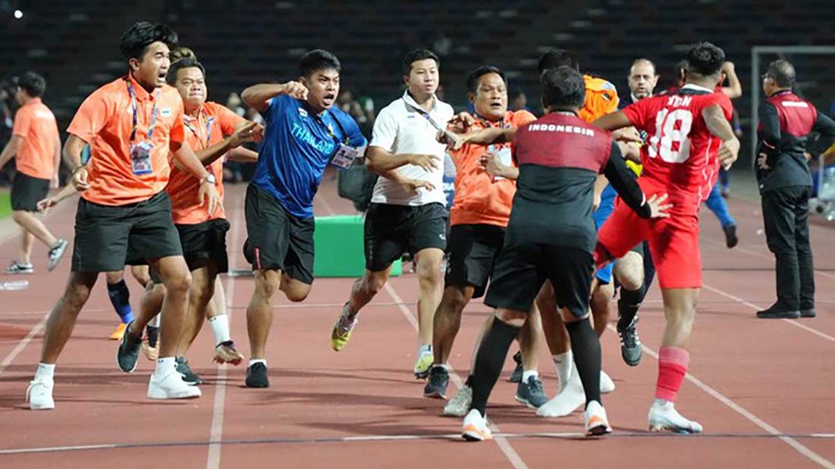 Keributan saat final sepak bola SEA Games 2023. (ist) - Timnas Indonesia Raih Medali Emas SEA Games Setelah 32 Tahun Penantian