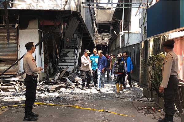 Kerumunan korban terdampak kebakaran Malang Plasa menunggu di depan pagar mal. (wul) - Surat Induk Belum Dipecah, Status Stan Malang Plasa Bermasalah, Pemilik Tuntut Manajemen