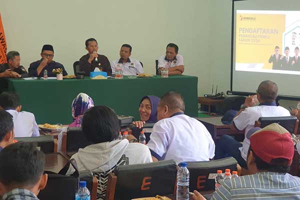 Ketua Bawaslu Batu memberikan sambutan pada Rombongan Mappilu yang datang ke Kantor Bawaslu. (ist) - Mappilu PWI Malang Raya Datangi Bawaslu Batu, Ada Apa?