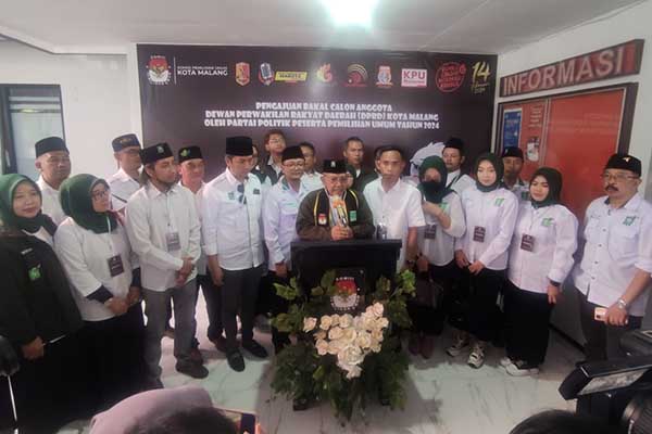 Ketua DPC PKB Kota Malang, H Fathullah SH, didampingi para bacaleg. (rhd) - PKB Kota Malang Usung 45 Bacaleg Targetkan 12 Kursi