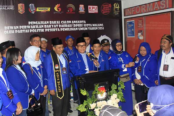 Ketua DPC Partai Demokrat Kota Malang, H Imron, bersama Dewan Pembina, Sutiaji. (jup) - Sutiaji Dampingi Demokrat Daftarkan 41 Bacaleg