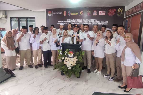 Ketua DPC Partai Gerindra Kota Malang, Moreno Soeprapto, mendaftar bersama para bacaleg ke KPU Kota Malang. (jup) - Moreno: Separuh Lebih Bacaleg Partai Gerindra Gen-Z
