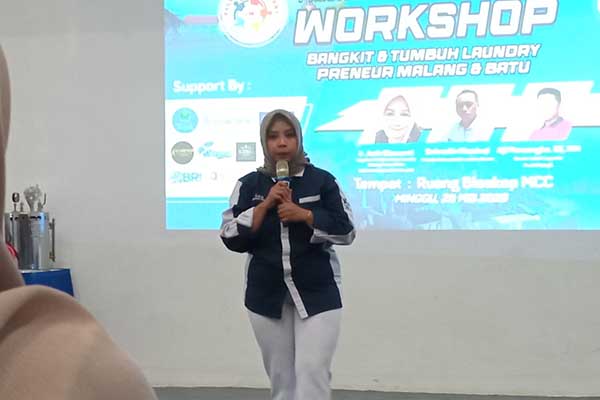 Ketua Panitia Workshop, Fitri Wijayanti saat memberikan sambutan. (jup) - Paguyuban Laundry Malang-Batu, Gelar Workshop Pasca Terpuruk Saat Pandemi
