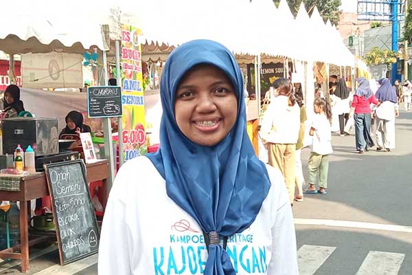 Ketua Pokdarwis Kampung Heritage Kayutangan, Mila saat ditemui di venue. (jup) - Perekonomian Kampung Kayutangan Heritage Menggeliat Terdampak Malang One Zero Nine