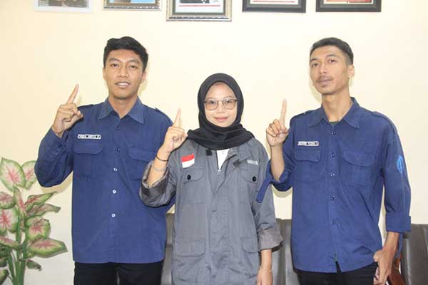 Ketua tim Spectra Yudisium ITN Malang, Yuda Arya Pangestu, beserta anggota tim Nadya Rachma Aprilia dan Edwin Yudha Hernanda. (jup) - Tiga Mahasiswa ITN Malang Sabet Juara 1 Kompetisi Tender Sipil
