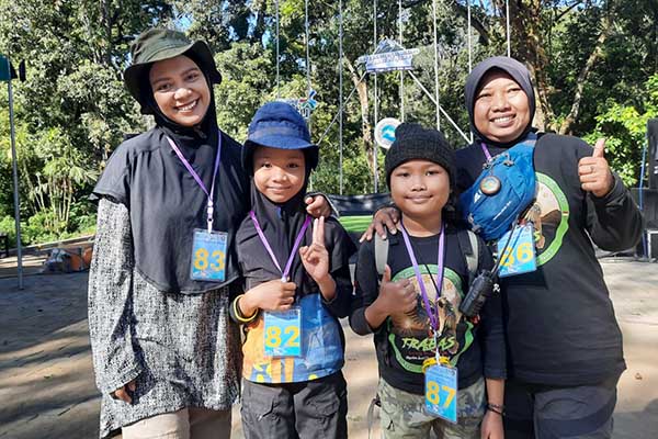 Khalila dan Aulia, peserta termuda IHMA 2023 Disparta Batu, bersama Bunda Riris dan Bunda Desi. (dik) - Khalila dan Aulia, Peserta Termuda di International Hiking Mount Arjuno Disparta Batu
