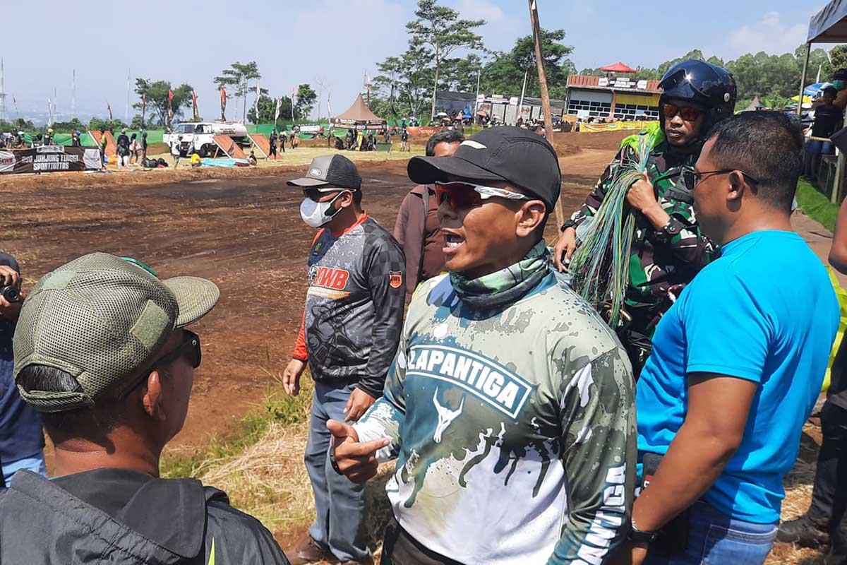 Kolonel Gogor mengapresiasi, lokasi paralayang lebih menarik dibandingkan lainnya. (dik) - Danrem 083/Bdj Berparalayang Ramaikan KWB Motocross and Grasstrack Championship 2023