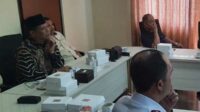 Komisi C DPRD Batu saat mencermati paparan Kadishub Batu dalam rapat dengar pendapat. (dik) - Komisi C DPRD Kota Batu Cari Solusi Rendahnya PAD Sektor Parkir