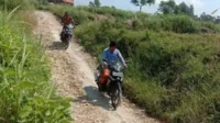 Kondisi jalan Desa yang dijanjikan akan diperbaiki Bupati saat pencalonan. (luq) - Warga Bengkes Kadur Tagih Janji Bupati Pamekasan untuk Infrastruktur Jalan Desa