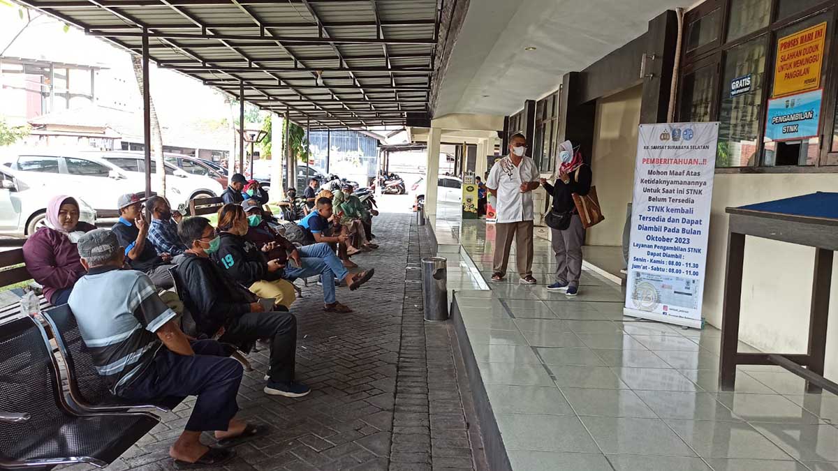 Kondisi pelayanan perpanjangan STNK di Samsat Surabaya Selatan - Samsat Surabaya Selatan Tetap Layani Perpanjangan STNK Meski Blangko Habis
