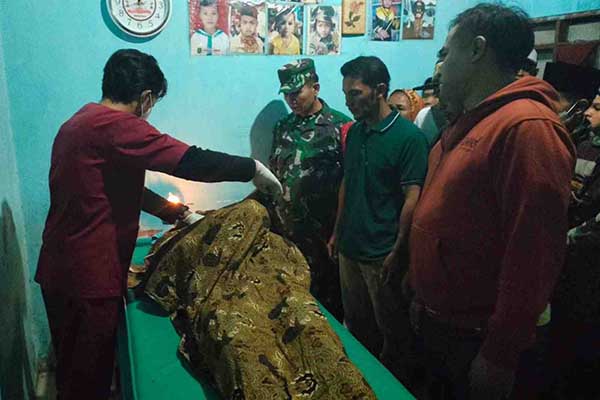 Korban setelah berhasil dievakuasi. (ist) - Terpeleset Saat Mencari Ikan, Suprayitno Ditemukan Meninggal