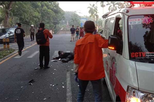 Korban yang sudah dalam keadan terkapar seusai menabrak kendaraan yang terparkir. (ist) - Berusaha Menyalip Kendaraan Roda Enam yang Terparkir, Pemuda Kalipare Meninggal Dunia
