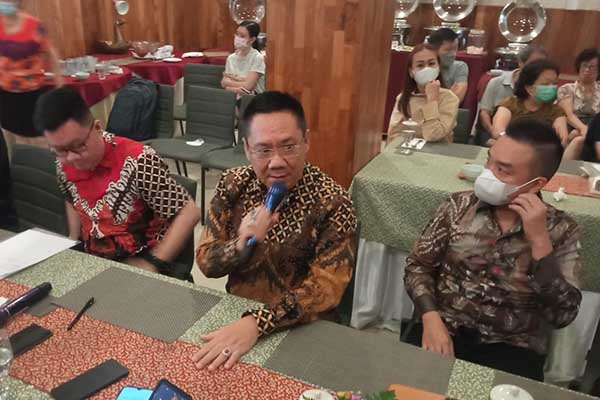 Kuasa hukum 12 pemilik lahan dan bangunan tenant Mal Malang Plasa bertemu dengan pemegang saham PT Hakim Sentosa. (jup) - Pemilik Tenant Malang Plasa Beri Batas Waktu Pemegang Saham Bahas Ganti Rugi