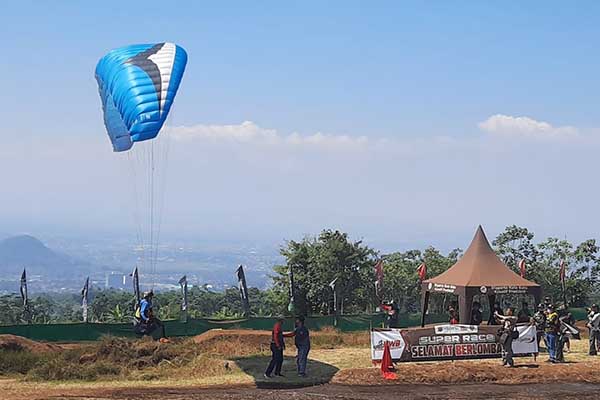 Landing area Paralayang Gunung Panderman di lapangan Jalibar. (dik) - BDJ Point Akan Menjadi Unggulan Wisata Paralayang Kota Batu