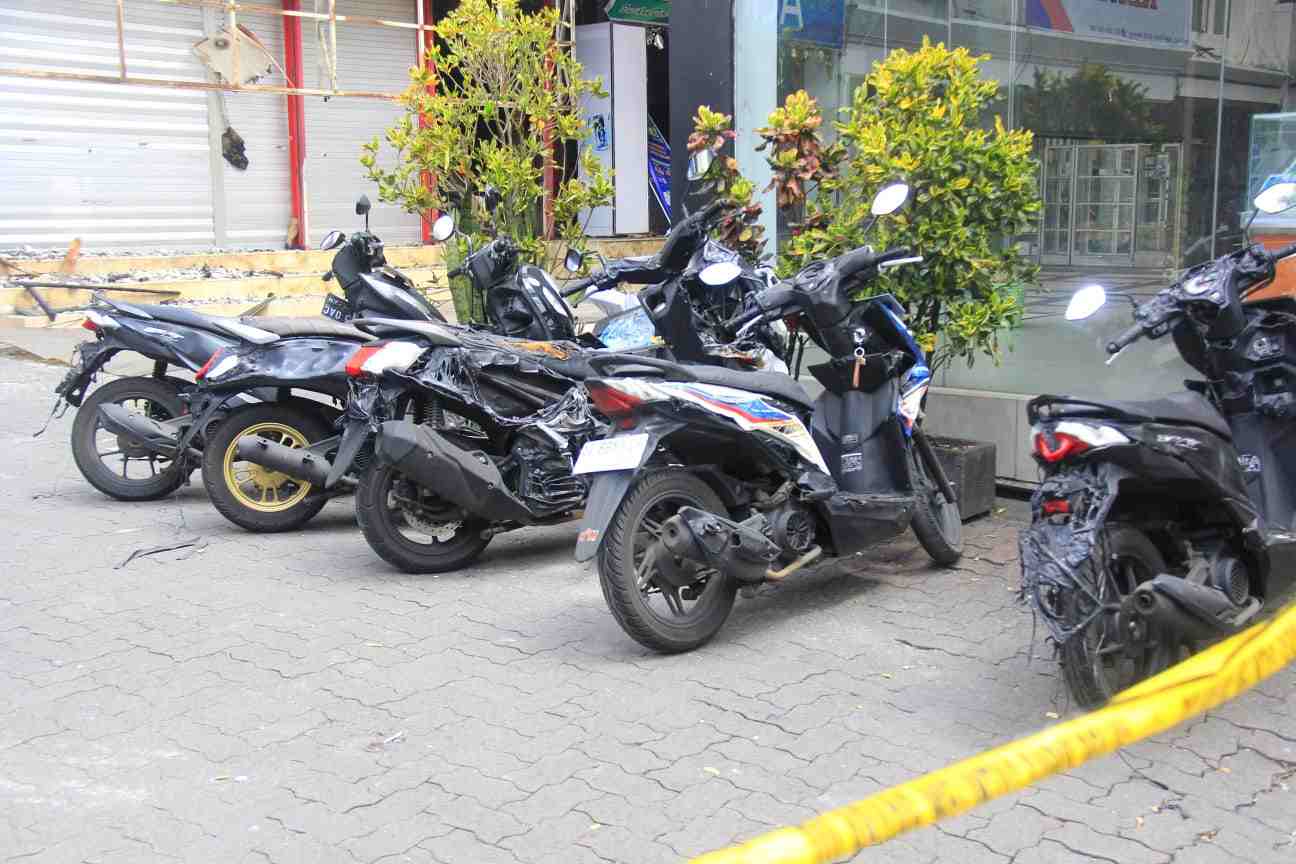 lima motor yang dievakuasi dalam kondisi parah