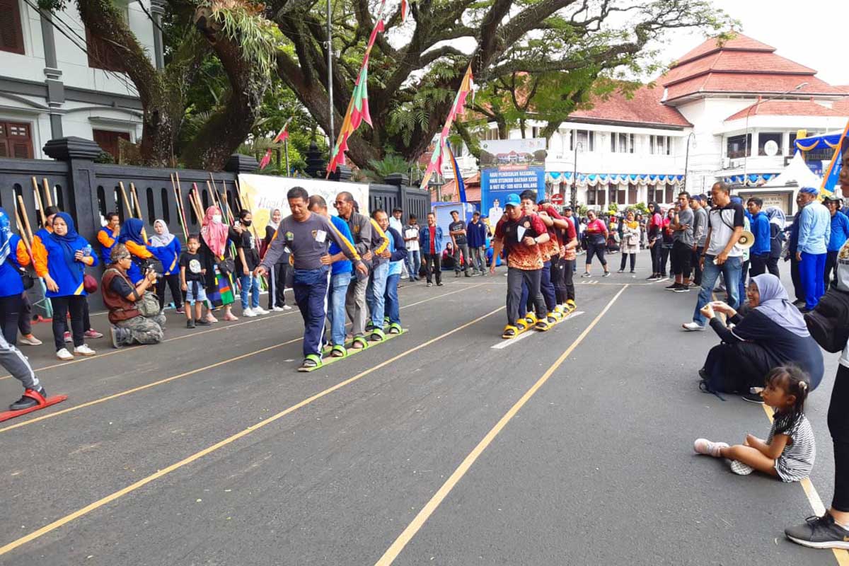 Lomba permainan tradisional yang dilaksanakan sebelum Kirab Tumpeng. (jup) - Warnai HUT 109 Kota Malang, Pemkot Malang Kirab Ribuan Tumpeng