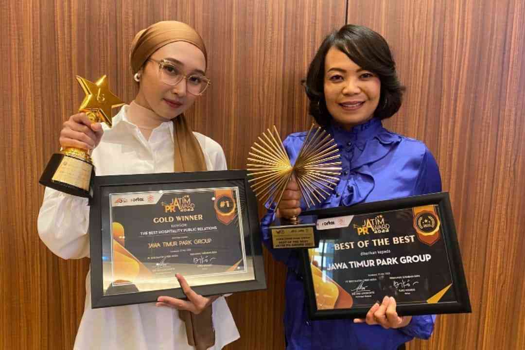 manager marketing and public relations jawa timur park group, titik s ariyanto (hem biru) dan trophy serta penghargaan yang diraih.