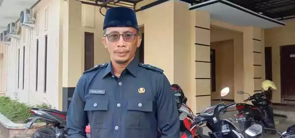 mantan kepala dlh pamekasan, amin jabir. (luq) - Mantan Kepala DLH Pamekasan: Butuh Satu Triliun intuk Perbaikan Jalan yang Menjadi Kewenangan PU