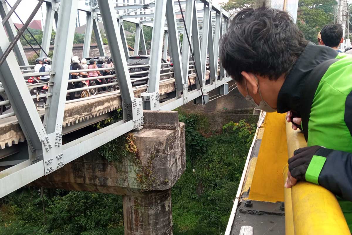 Masyarakat penasaran atas peristiwa pria yang diduga bunuh diri. (jup) - Diduga Bunuh Diri, Seorang Pria Ditemukan Tewas Usai Lompat Dari Jembatan Suhat