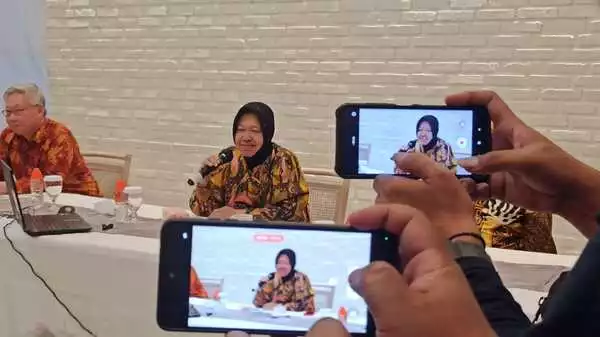 Menteri Sosial Tri Rismaharini (tengah) di salah satu rumah makan di Surabaya. - Tri Rismaharini Tegaskan Tidak Pernah Salurkan Bansos dalam Bentuk Barang