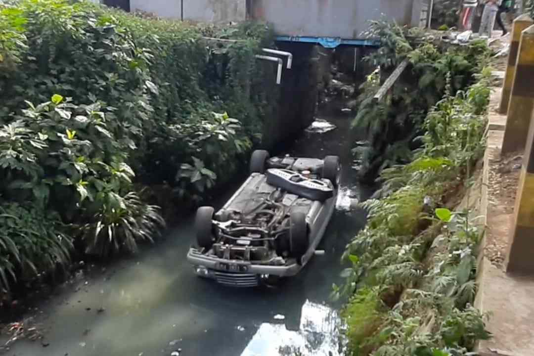 mercy yang terperosok ke sungai di kota batu