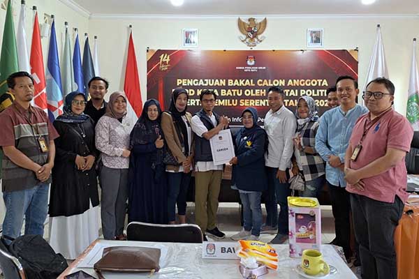 Momen penerimaan berkas Bacaleg Partai Garuda Kota Batu. (ist) - Turun Surat KPU RI, Partai Garuda Kota Batu Berkesempatan Daftar Bacaleg Lagi