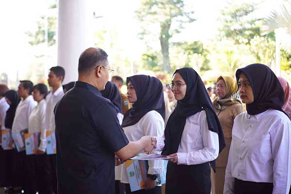 Nakes PPPK Pemkot Batu Terima SK pejabat fungsional dari Pj. Wali Kota Batu. (ist) - Belasan Nakes Formasi Tahun 2023 Terima SK PPPK Jabatan Fungsional