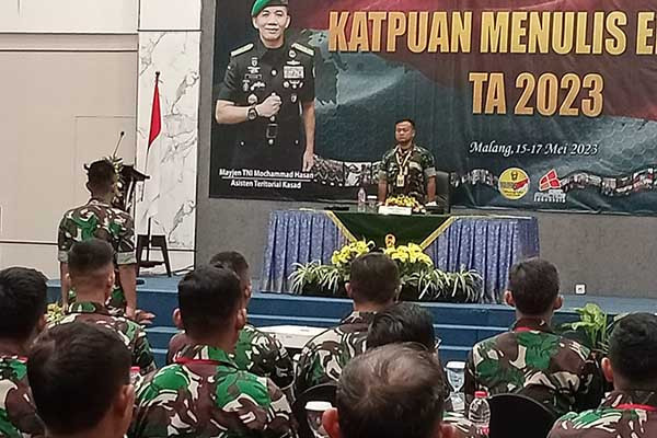 Pabandya-2/Binwasdiklatter Sterad Mabesad, Letkol Inf Andik Siswanto SIP MIPol, memberikan pembekalan tentang Katpuan menulis efektif. (ist) - Sterad Bekali Prajurit Jajaran Kodam V/Brw Katpuan Menulis Efektif