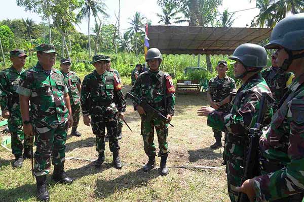Pangdam Brawijaya Mayjen TNI Farid Makruf saat meninjau latihan Pra Tugas Yon Arhanud 8/MBC. (ist) - Mayjen TNI Farid Makruf Tinjau Latihan Pra Tugas Yon Arhanud 8/MBC