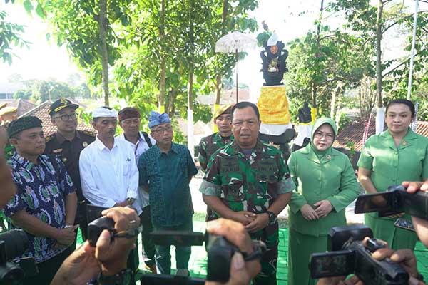 Pangdam Brawijaya saat kunjungan kerja ke Yonarmed 8/105 Tarik Jember - Mayjen Farid Makruf Pantau Fasilitas dan Kesiapan Prajurit Yonarmed 8/105 Tarik