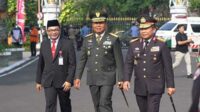 Pangdam V/Brawijaya Mayjen TNI Farid Makruf bersama Kapolda Jatim saat menghadiri upacara peringatan Harkitnas di Gedung Grahadi, Senin (22/5/2023) - Pangdam Brawijaya: Jadikan Momentum Harkitnas Sebagai Kekuatan Kebangkitan