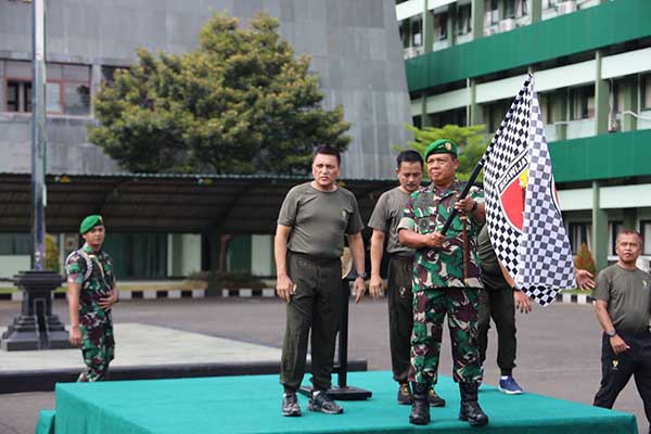 Pangdam V/Brawijaya, Mayjen TNI Farid Makruf saat memberangkatkan kontingen atlet pencak silat di Lapangan Ahmad Yani, Makodam V - Mayjen Farid Makruf Berangkatkan Kontingen Pencak Silat Piala KASAD