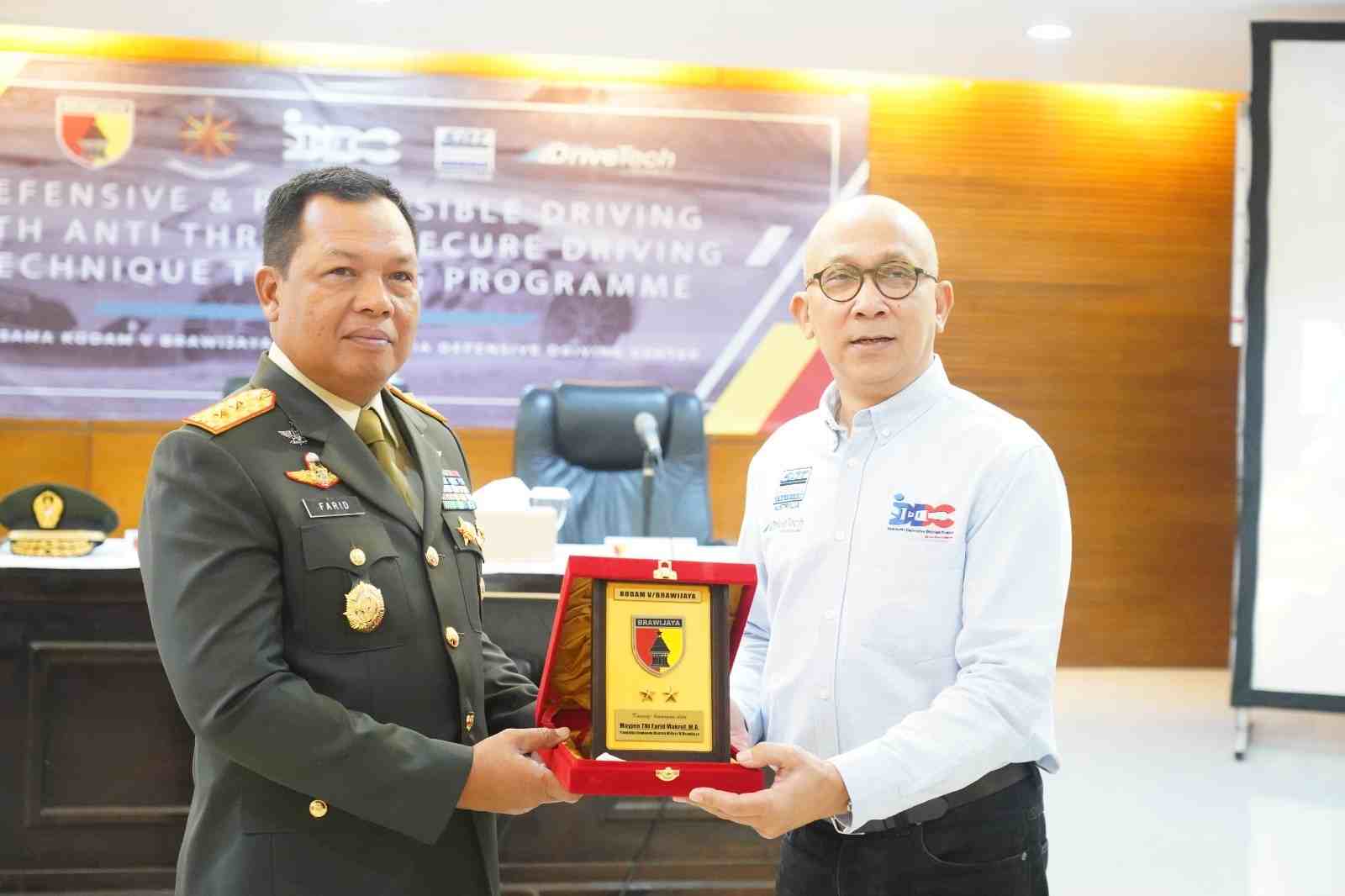 pangdam v brawijaya mayjen tni farid makruf saat membuka pelatihan mengemudi vvip