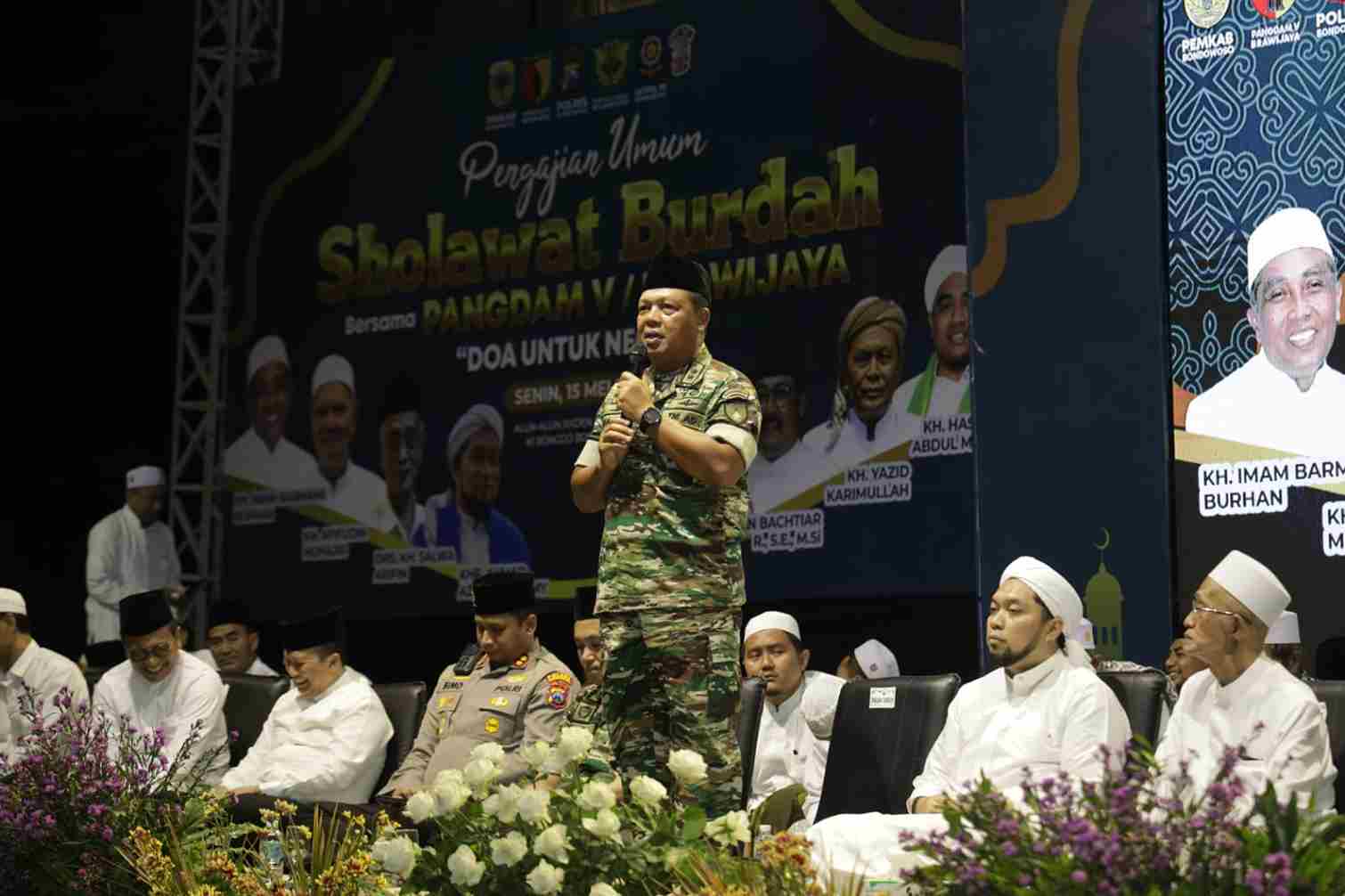 pangdam v brawijaya mengikuti sholawat burdah bertemakan doa untuk negeri yang digelar di alun alun raden bagus asra ki ronggo bondowoso