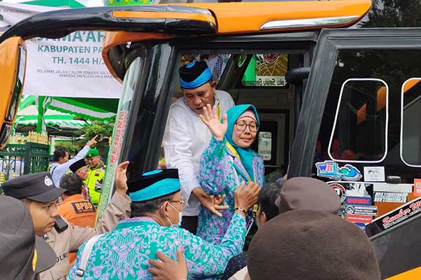 Para jamaah asal kabupaten Pamekasan saat hendak di berangkatkan dari halaman Masjid Agung Asy-Syuhada. (udi) - Pemkab Pamekasan Berangkatkan 1.049 Jamaah Haji, Terdapat CJH Tertua se Indonesia Berusia 119 Tahun