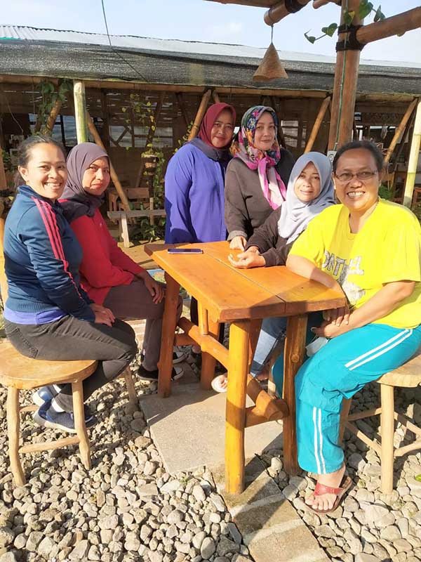 Para pedagang atau penjual makanan dan minuman di BTS yang ramah siap melayani para wisatawan. (mzm) - Menikmati Kuliner di BTS Sambil Memanjakan Mata dengan View Kota Batu Nan Sejuk