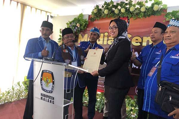 Partai Demokrat, menerima berkas bukti penerimaan formulir pendaftaran oleh KPU Kabupaten Malang. (wul) - Dulang Suara dari Generasi Muda, Demokrat Usung Kaum Milenial