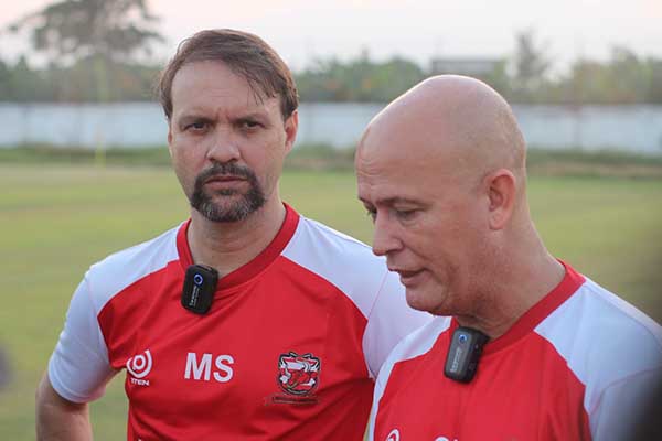 Pelatih Madura United Mauricio Souza (kanan) saat memberikan keterangan. (udi) - Latihan Perdana Madura United, Pelatih Baru Berharap Adanya VAR