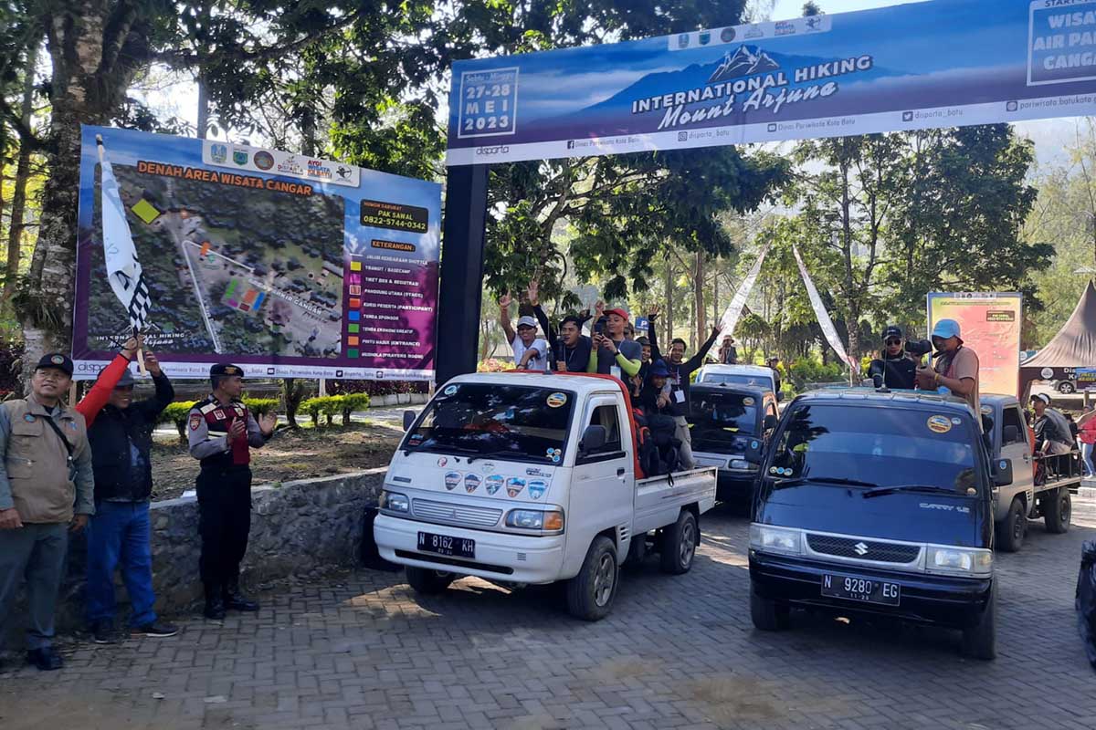 Pelepasan peserta International Hiking Mount Arjuna di Wisata Air Cangar Tahura R. Soeryo. (dik) - 89 Peserta Domestik dan Mancanegara Semarakkan International Hiking Mount Arjuna 2023