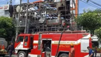 pembasahan malang plasa oleh pihak pemadam kebakaran. (wul) - Ludes Terbakar, Para Penyewa Berharap Malang Plasa Segera Kembali Normal