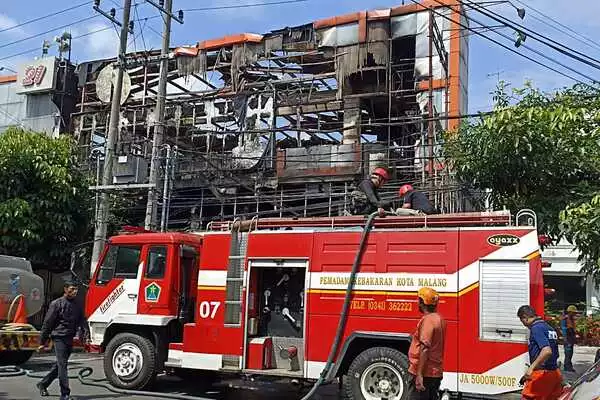 pembasahan malang plasa oleh pihak pemadam kebakaran. (wul) - Ludes Terbakar, Para Penyewa Berharap Malang Plasa Segera Kembali Normal